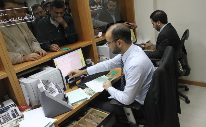 جانب من استلام عدد من الموظفين في غزة رواتبهم عبر البريد