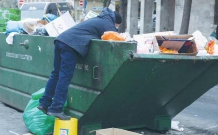 مواطن إسرائيلي يبحث في القمامة