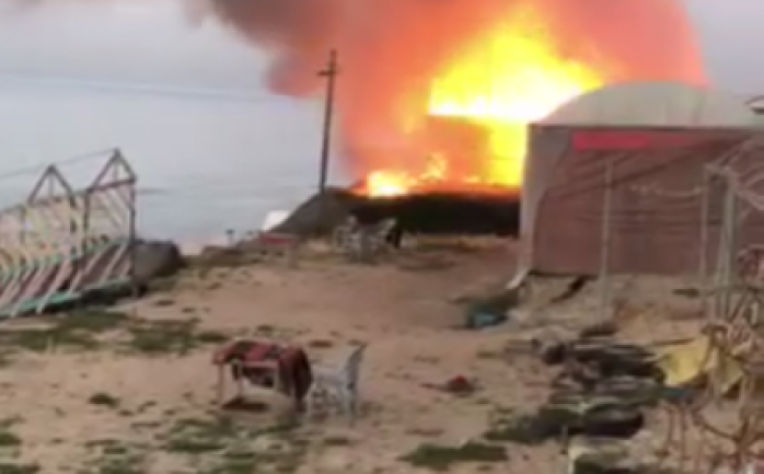 جانب من الحريق الذي اندلع على شاطئ بحر دير البلح