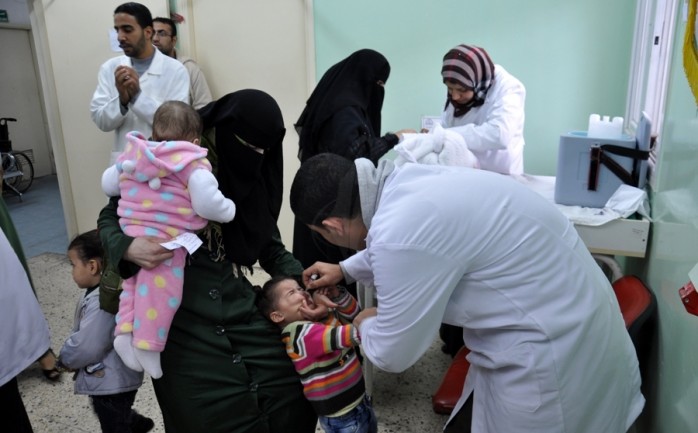 جانب من عملية تطعيم الأطفال في غزة