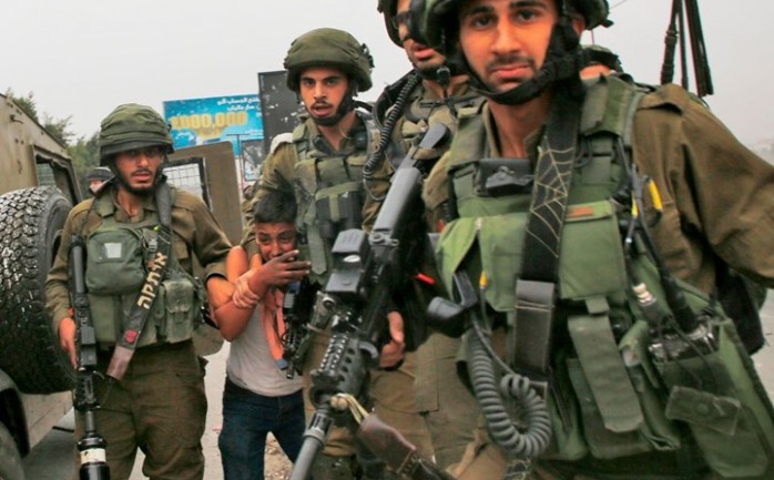 قوات الاحتلال خلال اعتقالها أحد الشبان في القدس