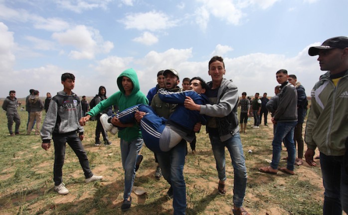 شبان فلسطينيون ينقلون إحدى الإصابات شرق غزة