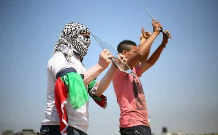 شبان يستخدمون المرايا شرق غزة