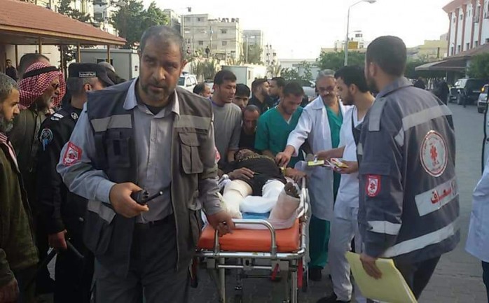 وصول إحدى الإصابات إلى مجمع الشفاء غرب مدينة غزة