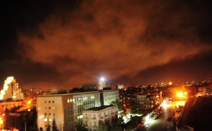 أصعدة الدخان تتصاعد جراء الضربة الأميركية الفرنسية البريطانية على سوريا فجر اليوم السبت (أرشيف)