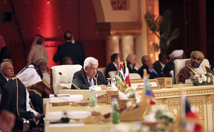 الرئيس محمود عباس اثناء القائة كلمته في مؤتمر القمة العربية في قطر (أرشيف)