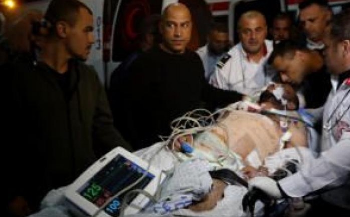 وصول الصحافي أحمد أبو حسين إلى مجمع فلسطين الطبي في مدينة رام الله وسط الضفة الغربية المحتلة
