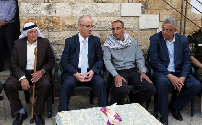 رئيس الوزراء رامي الحمد الله، خلال زيارة الأسير المحررصهيب جبعيتي، في بلدة كفر اللبد بمحافظة طولكرم