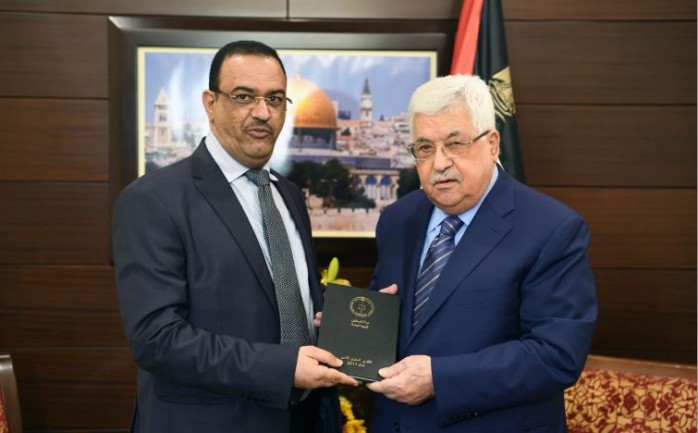 الرئيس محمود عباس، يستلم التقرير السنوي من النائب العام أحمد البراق