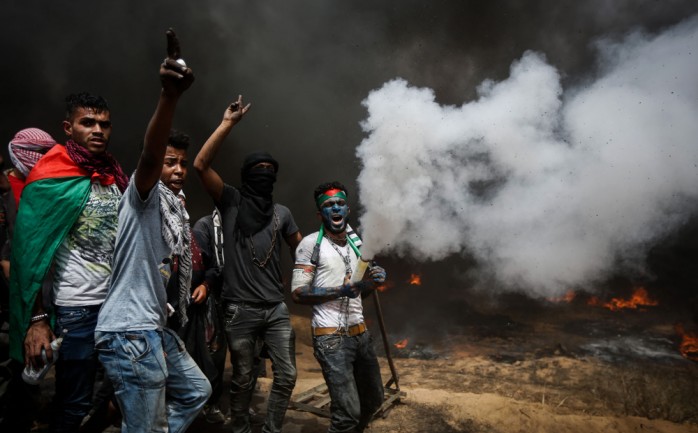مواجهات بين الشبان الفلسطينيين وجنود الاحتلال شرق مدينة خانيونس جنوب قطاع غزة.
