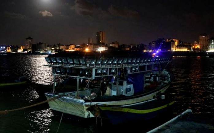 قارب في ميناء غزة البحري غرب المدينة.