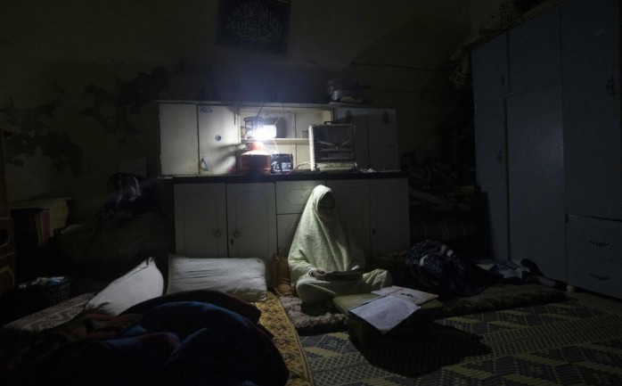 أسرة من غزة تعيش على الظلام، لعدم قدرتها على دفع  ثمن الكهرباء