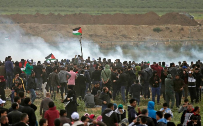 جانب من مشاركة الألاف في مسيرة العودة بغزة