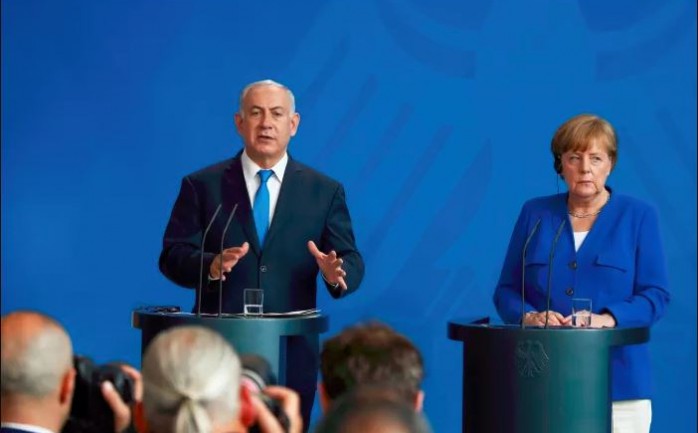 رئيس وزراء الاحتلال الإسرائيلي بنيامين نتنياهو خلال لقاءه المستشارة الألمانية أنجيلا مريكل