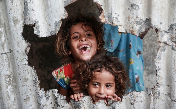 أطفال من قطاع غزة يسكنون في منزل من ألواح الزينغو