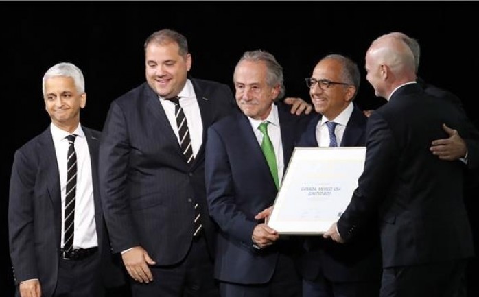 رؤساء الاتحادات الفائزة مع رئيس "فيفا"