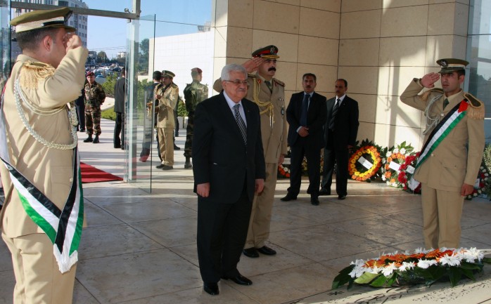 الرئيس محمود عباس يضع إكليلًا من الورود على ضريح الرئيس الراحل ياسر عرفات
