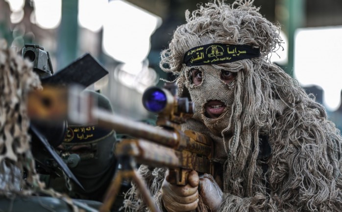 أحد عناصر سرايا القدس في خلال عرض عسكري في غزة