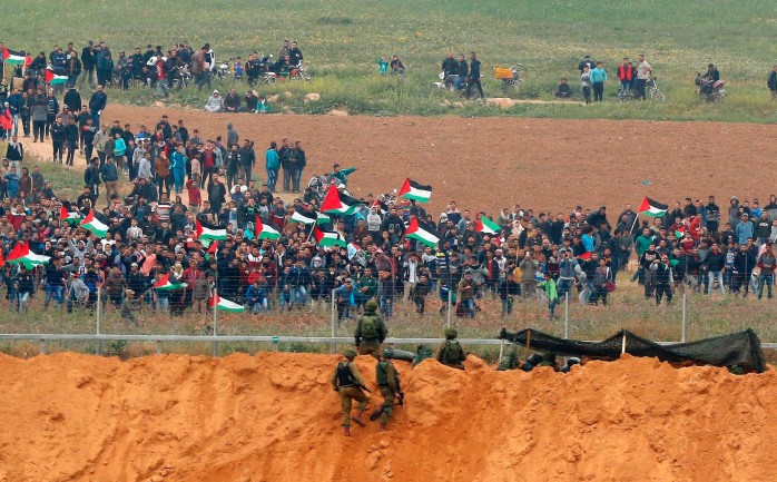 جنود الاحتلال أمام المشاركين في مسيرة العودة على الحدود الشرقية لقطاع غزة