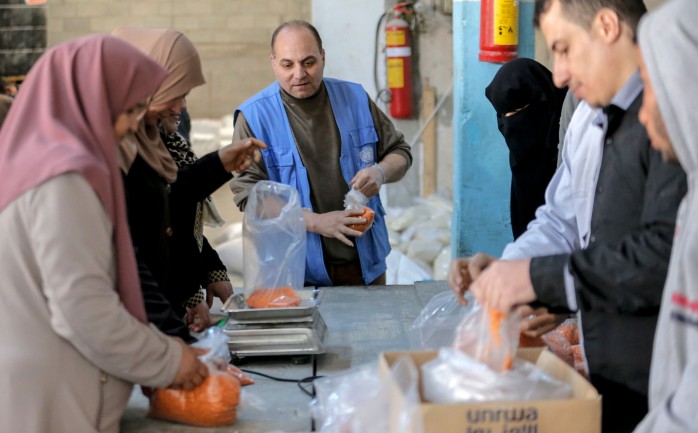 موظفون أونروا بغزة خلال تقديم الخدمات