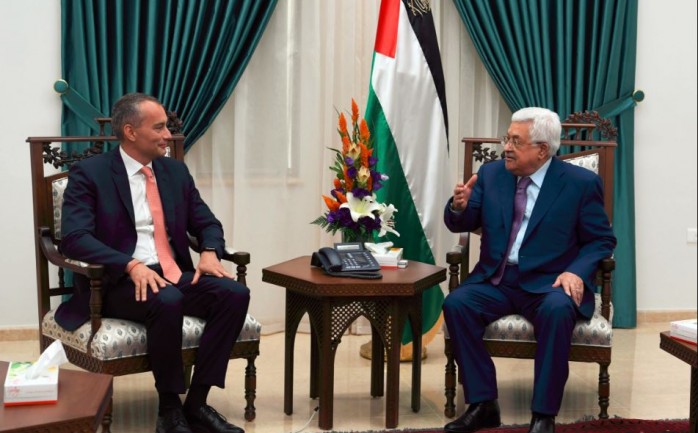الرئيس محمود عباس، أثناء لقاء المنسق الخاص لعملية السلام في الشرق الأوسط نيكولاي ملادينوف