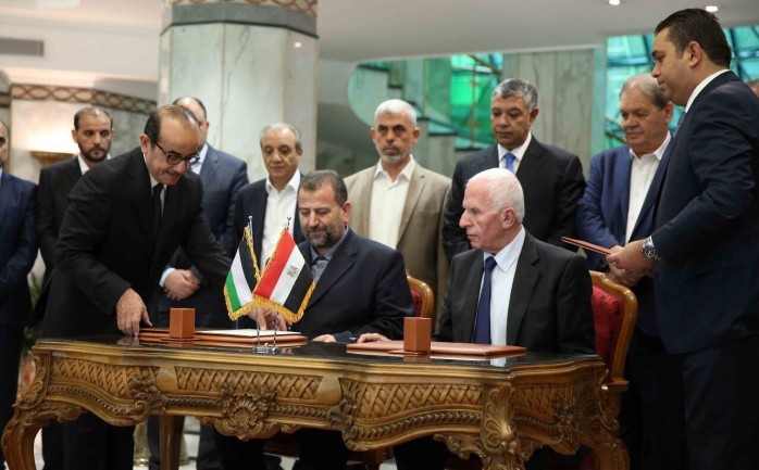 جانب من لحظة توقيع اتفاق المصالحة في القاهرة