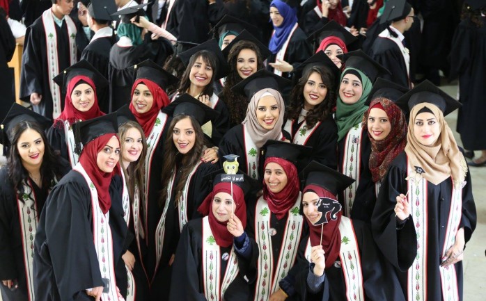 طالبات من جامعة بيرزيت في مدينة رام الله وسط الضفة الغربية المحتلة
