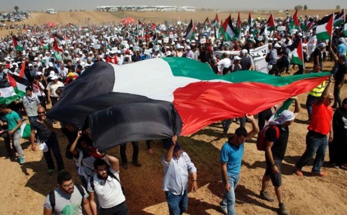 مواطنون يشاركون في فعاليات جمعة كسر الحصار على الحدود الشرقية لقطاع غزة (أرشيف)