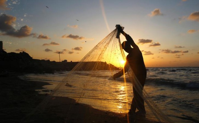 صياد في بحر غزة
