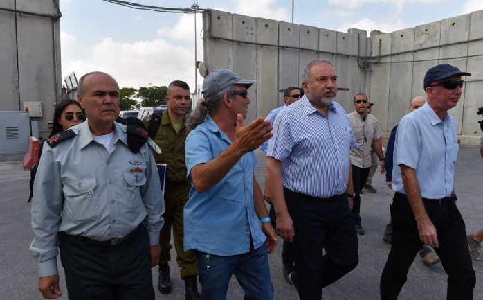 افيغدور ليبرمان - وزير الجيش الاسرائيلي في معبر كرم أبو سالم جنوب قطاع غزة