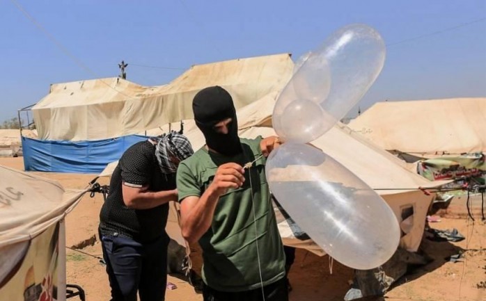 شابان فلسطينيان يحاولان إطلاق بالونات حارقة تجاه مستوطنات الغلاف