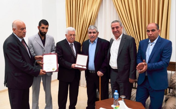 الرئيس محمود عباس، يمنح عائلة الأسير المحرر محمد لطفي ياسين خليل أبو لطفي، وسام نجمة الحرية