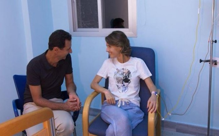 زوجة الرئيس السوري مع زوجها بالمستشفى.