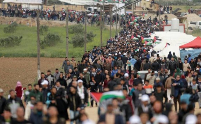 مواطنون في غزة يشاركون مسيرة العودة الكبرى على الحدود الشرقية للقطاع