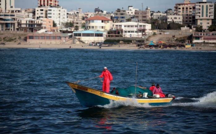 صيادون من غزة خلال عملهم في عرض البحر (أرشيف)