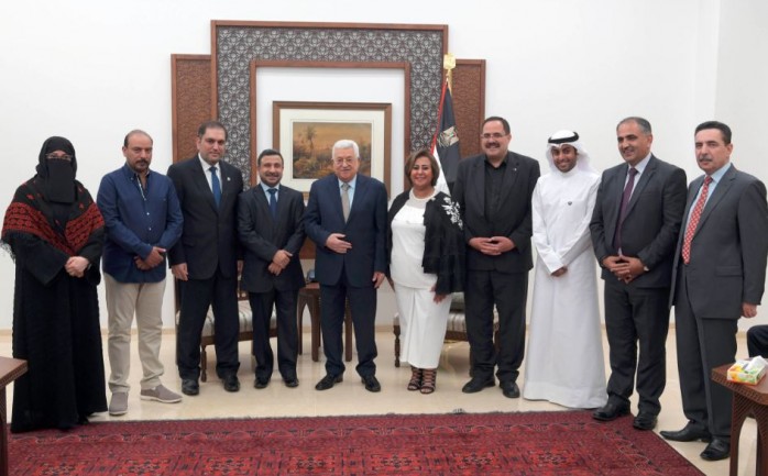 الرئيس محمود عباس، أثناء لقاء وفد من وزارة التربية والتعليم الكويتية