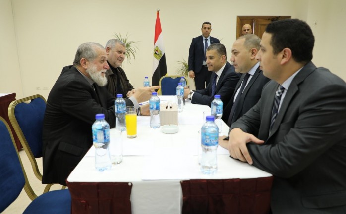 صورة أرشيفية لقادة الجهاد الإسلامي مع مسؤولي جهاز المخابرات المصرية في غزة