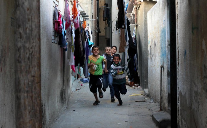 أطفال يلعبون في مخيم للاجئين في غزة