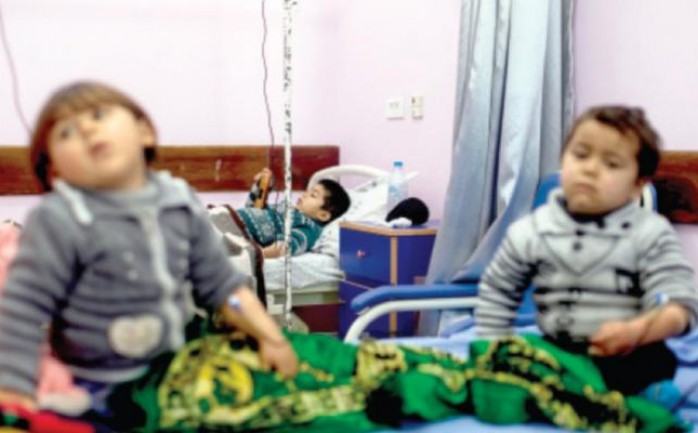 أطفال فلسطينيون يتلقون علاجا لمرض السرطان في أحد مستشفيات غزة
