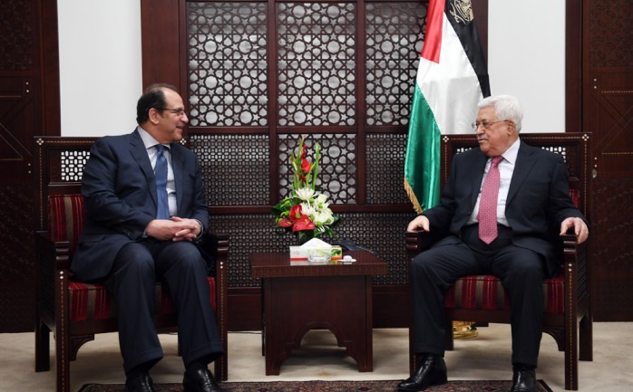 الرئيس محمود عباس اثناء لقاء مدير المخابرات المصرية عباس كامل في رام الله