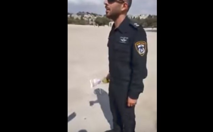 ضابط إسرائيلي يُدخل زجاجة خمر للأقصى