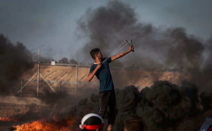 مواطن يشارك في مواجهات جمعة المقاومة خيارنا شرقي قطاع غزة