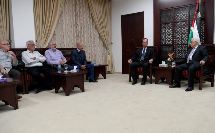 الرئيس محمود عباس، أثناء لقاء عدد من الوزراء السابقين وأعضاء كنيست