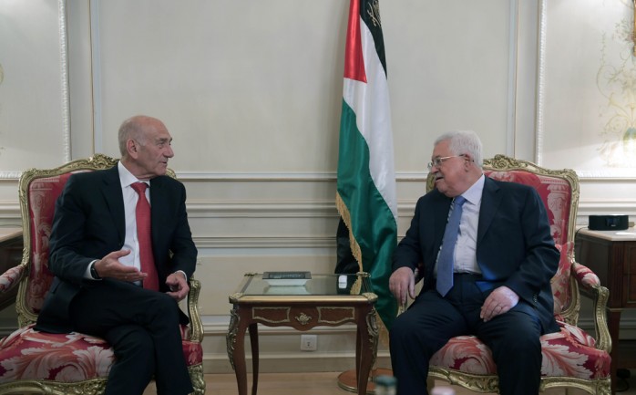 الرئيس محمود عباس اثناء لقاء رئيس الوزراء الاسرائيلي السابق اولمرت، اليوم في باريس