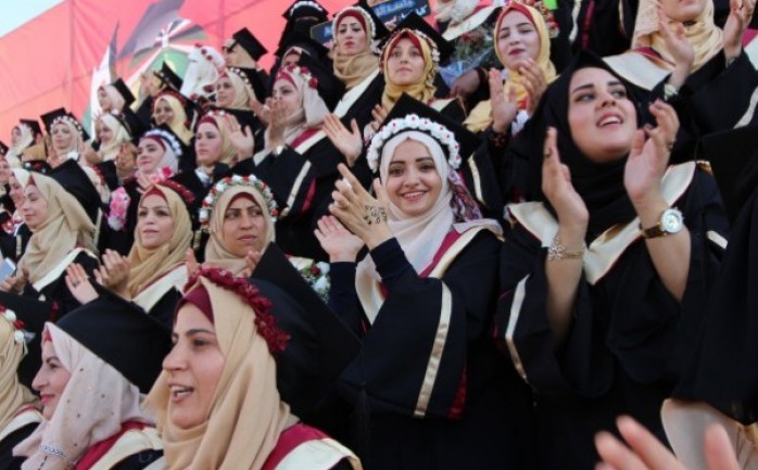 طالبات جامعة القدس المفتوحة يحتفلن بتخرجهن في أحد فروع الجامعة بالضفة الغربية