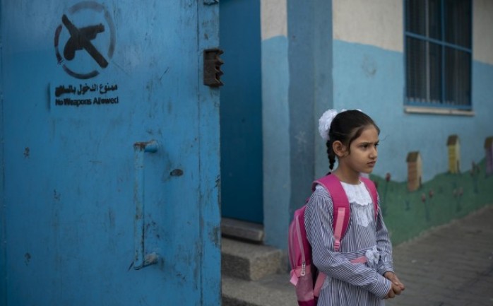 طفلة فلسطينية أمام إحدى مدارس أونروا في غزة
