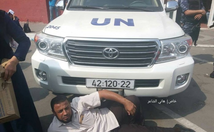 موظف أونروا مهدد بالفصل يعرقل مركب لأحد الموظفيين الدوليين في غزة