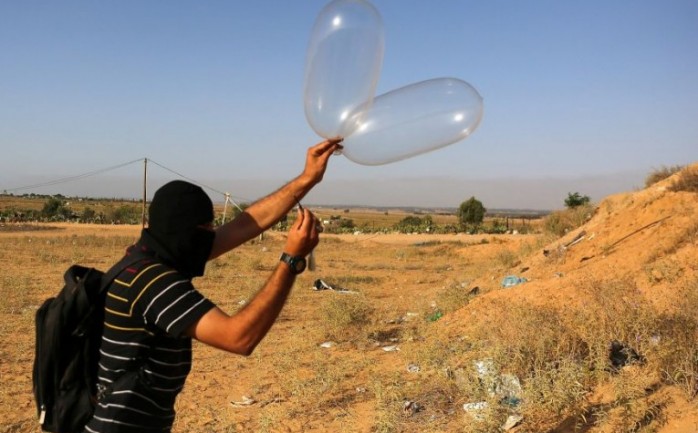 مواطن من غزة يحاول إطلاق بالونات حارقة تجاه مستوطنات غلاف غزة
