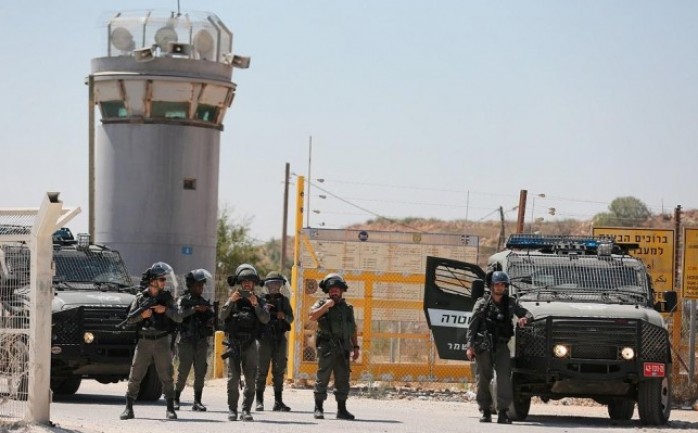 جنود الاحتلال أمام بوابة معتقل عوفر (أرشيف).