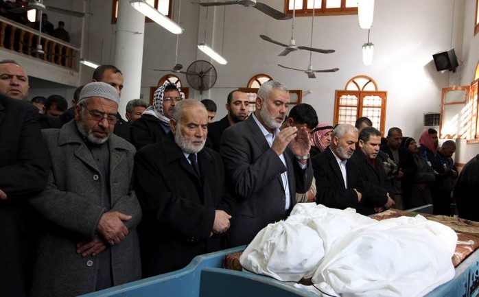 رئيس المكتب السياسية لـ"حماس" إسماعيل هنية أثناء صلاته على أحد شهداء مسيرات العودة سابقًا
